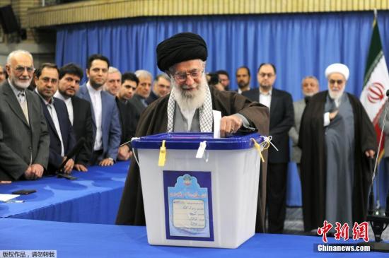 当地时间2月26日，伊朗议会及专家会议选举拉开帷幕，伊朗最高领袖哈梅内伊现场参与投票。据悉，此次议会选举结果将决定伊朗总统鲁哈尼政府后半任期内能否继续有所作为；新产生的专家会议任期内很有可能选出下一任最高领袖。