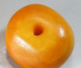 1、蜜蜡的价格根据年代、产地、品种的不同分为很多的档次，蜜蜡原石的价格也根据蜜蜡自身的大小来决定，克重高、体积大的蜜蜡原石价格相比体积小、克重低的原石要高出很多。