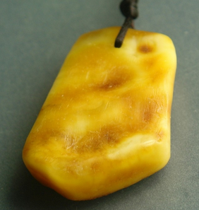 蜜蜡原石5-20g的重量，一般的金绞蜜或鸡油黄新蜜蜡市场价格在30元-50元/g左右，当然也有很多老蜜蜡原石价格很高，这个不但要区分真假，更要根据个人的喜好来决定。