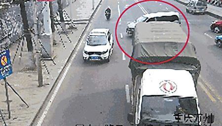 与电子警察躲猫猫被扣15分 网友：关公面前耍大刀作死