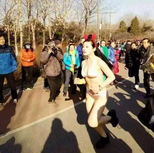 北京“光猪跑”造型吸睛 女选手豪放出镜(图)