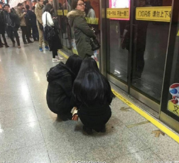 “女孩蹲着等地铁” “女孩蹲着等地铁”