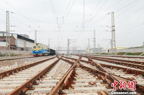 资料图：图为新建编组站柳州南编组站出发场。谭贵中 摄