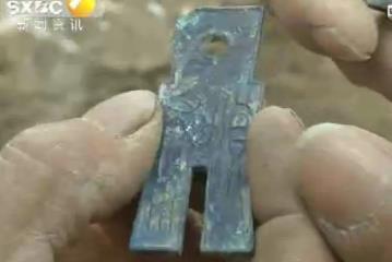 村民挖出近千斤古币报警 称地下东西是国家的