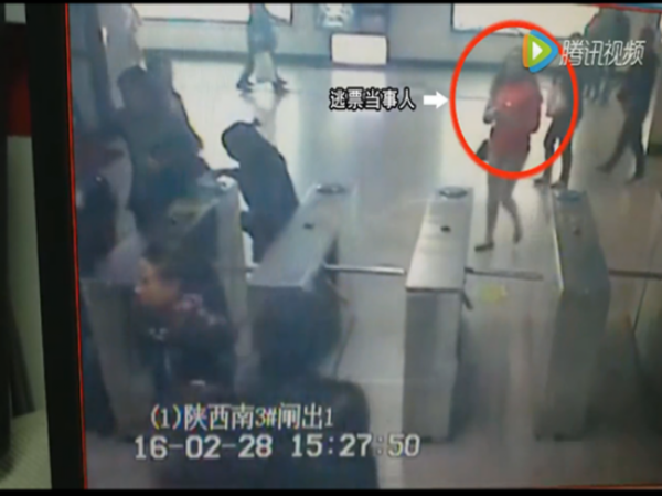 老外地铁逃票被抓