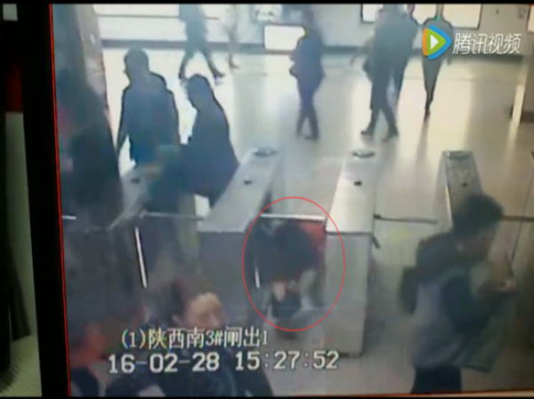 老外地铁逃票被抓