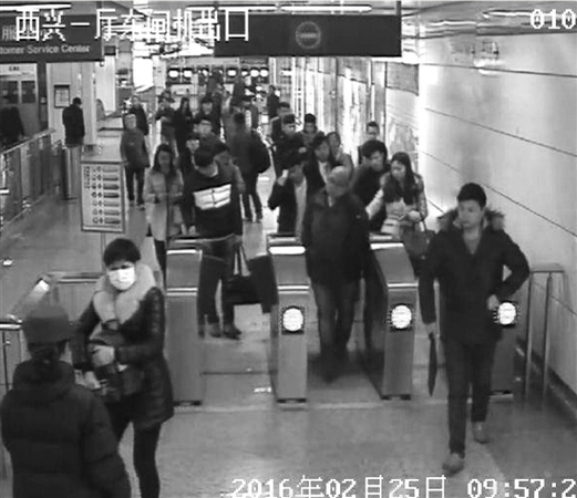 穿黑色皮衣的时髦大姐看起来像用老年卡的人吗？