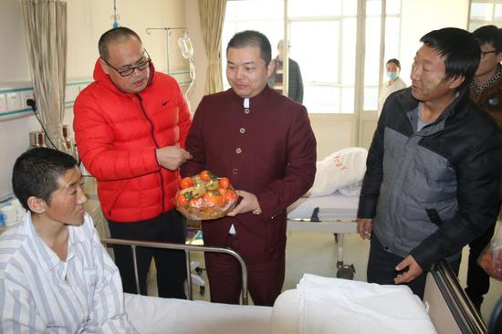 俆镱轩（左二）和吴宗霖（左三）看望包虫病患者