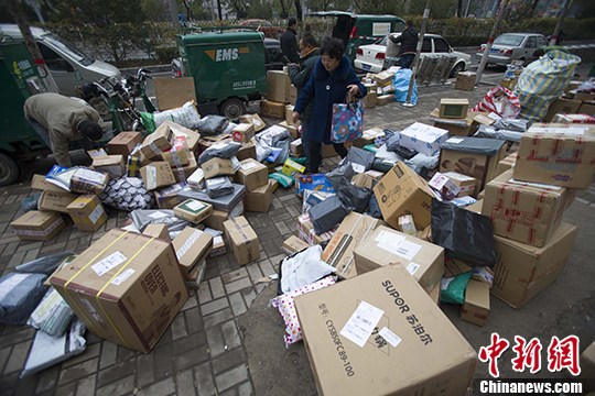 资料图：图为山西太原某快递物流揽投部外快递铺满地。 <a target='_blank' href='http://www.chinanews.com/'>中新社</a>记者 张云 摄