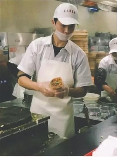 点击图片翻到下一页>> 高校食堂小哥走红 山东杂粮煎饼卖火了