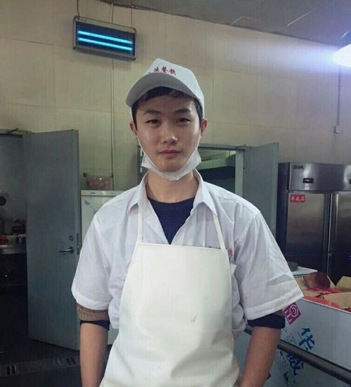 高校食堂小哥走红 山东杂粮煎饼卖火了