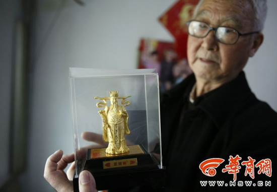 老人花2980元买“纪念金条”鉴定显示不含金(图)