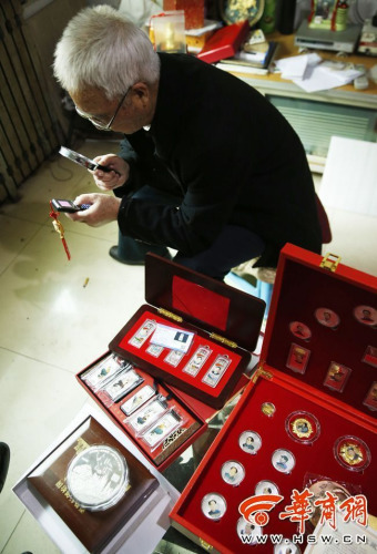 　　2016年3月2日，西安市天坛西路 70多岁的张先生近几年买了不少藏品纪念币，今日检测后发现不少为假的。 记者陈团结摄 文谢涛