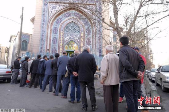 资料图：当地时间2月26日，伊朗议会及专家会议选举拉开帷幕，民众前往投票站投票。