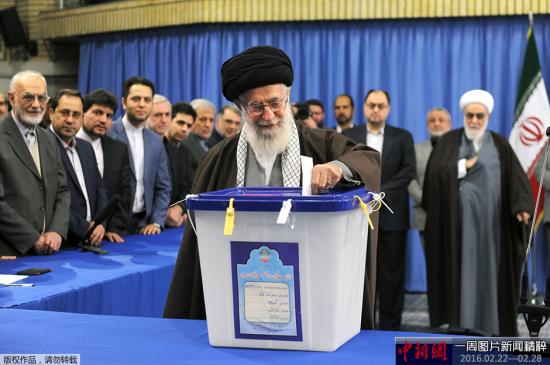 当地时间2月26日，伊朗议会及专家会议选举拉开帷幕，伊朗最高领袖哈梅内伊现场参与投票。据悉，此次议会选举结果将决定伊朗总统鲁哈尼政府后半任期内能否继续有所作为；新产生的专家会议任期内很有可能选出下一任最高领袖。