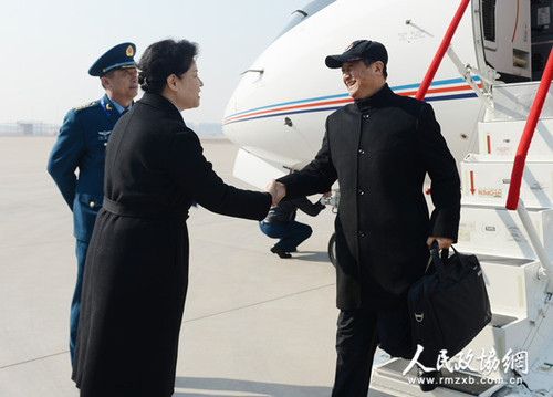 3月1日，参加全国政协十二届四次会议的全国政协委员抵京。人民政协网 贾宁摄