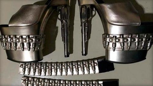 美机场安检查出“枪炮高跟鞋”造型奇葩(图)