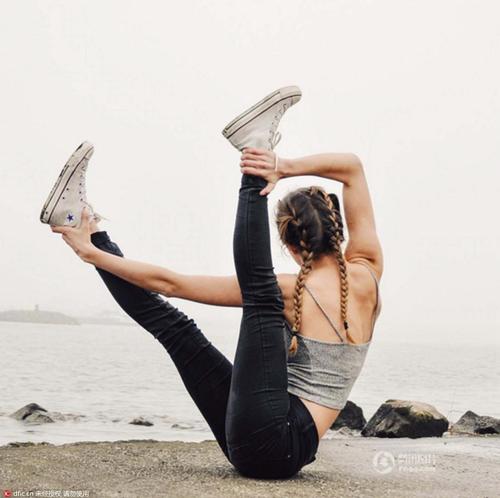 016年3月2日报道，斯洛伐克女孩Sara Ticha在博客上发布了自己在欧洲各地拍摄的瑜伽照片，展现出超强的身体柔韧性，吸引了数千粉丝的关注。