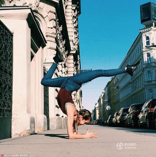 瑜伽狂人Sara Ticha到哪儿都带着三脚架，以便随时拍下自己摆出的那些令人难以置信的瑜伽动作。