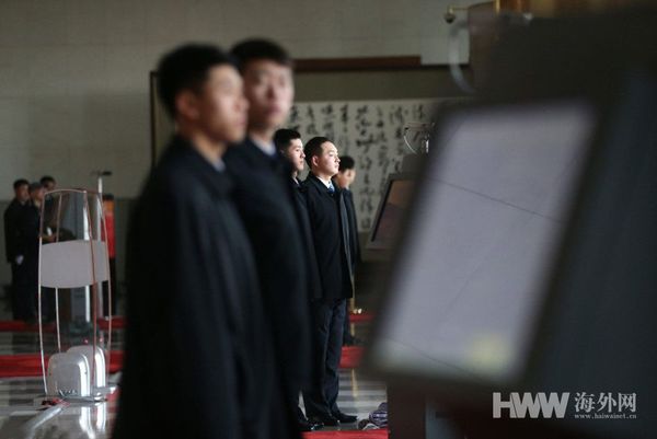 　2016年3月2日，中国北京，2016年全国两会即将在北京举行。2016年全国政协十二届四次会议新闻发布会下午三点在人民大会堂一楼新闻发布厅召开。 北京人民大会堂，内场内衣安保人员值守，一丝不苟。