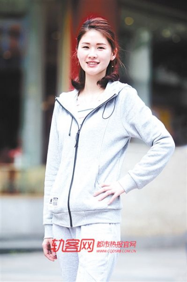 美女模特下乡养猪称不吃青春饭再苦也创业(图)