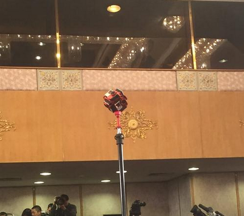 发布会上的“新宠”VR摄像机。人民网记者 刘茸摄