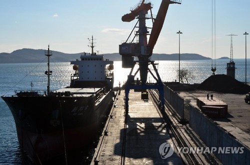 资料图片：2015年12月6日，韩国企业生产的矿泉水在朝鲜罗津港装船。