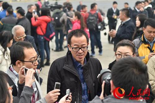 图为俞敏洪在大会堂前接受记者访问。记者项劼 拍摄