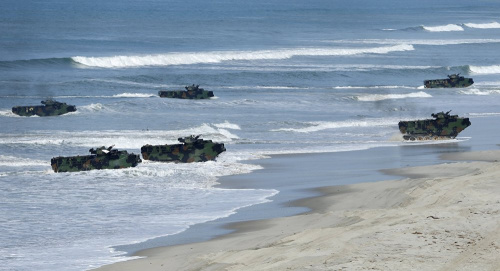 美军舰艇抵达韩国准备参加美韩联合登陆演习