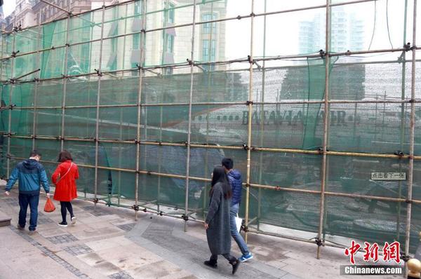 波音客机“降落”武汉街头3