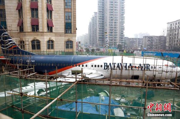 波音客机“降落”武汉街头5