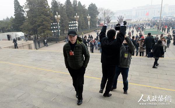 委员“突” 记者“围”4