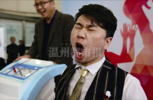 6名男子汉“体验”分娩阵痛感觉腹部被撕开(图)