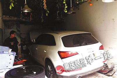 奥迪车为防追尾猛打方向盘撞进门市老太吓瘫(图)