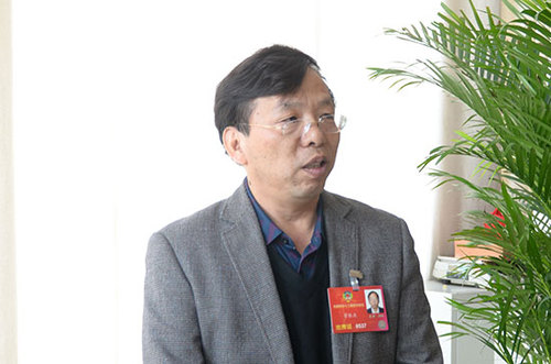 董胜波委员接受采访。程宏毅 摄