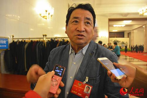 图为全国政协委员姜昆接受采访 (记者赵敬菡 摄) 图为全国政协委员姜昆接受采访 (记者赵敬菡 摄)