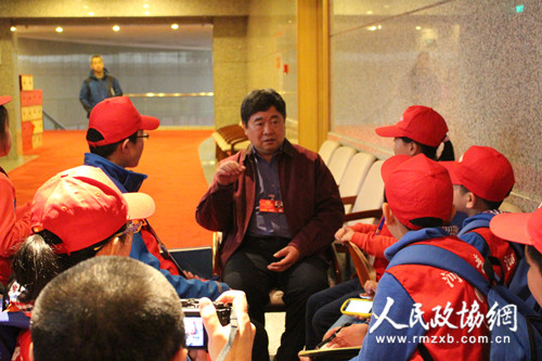 单霁翔委员接受小记者采访。_副本