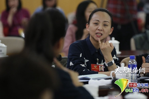 3月4日下午，在全国政协文艺26组的小组讨论会上，宋祖英熟练地用手语与邰丽华交流。中国青年网记者　张炎良　摄1
