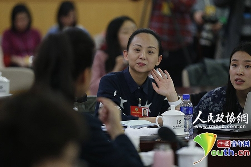 3月4日下午，在全国政协文艺26组的小组讨论会上，宋祖英熟练地用手语与邰丽华交流。中国青年网记者　张炎良　摄