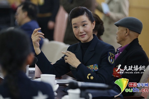 3月4日下午，在全国政协文艺26组的小组讨论会上，宋祖英熟练地用手语与邰丽华交流。中国青年网记者　张炎良　摄2