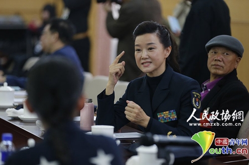 中国青年网北京3月4日电（记者　张炎良）3月4日，全国政协十二届四次会议开始首日的小组会议，审议常委会工作报告和提案工作情况报告。在文艺界别小组讨论会中，宋祖英委员用手语与邰丽华委员交流，引得现场“长枪短炮”快门声不断。