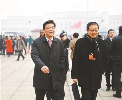 吉林(左一)步入会场 吉林(左一)步入会场