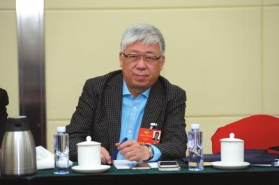 昨天，方来英参加小组讨论。记者 周民 摄