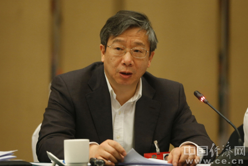 全国政协委员、中国人民银行副行长易纲。(记者 周琳 摄)