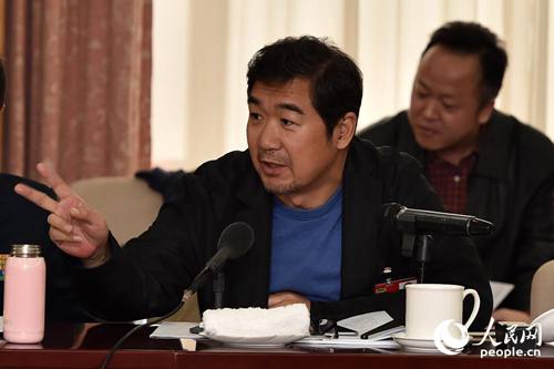 全国政协委员张国立在文艺界别小组讨论上发言。（记者 翁奇羽 摄）