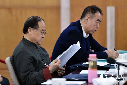 全国政协委员莫言（左）和陈凯歌在小组讨论会上。（记者 翁奇羽 摄）