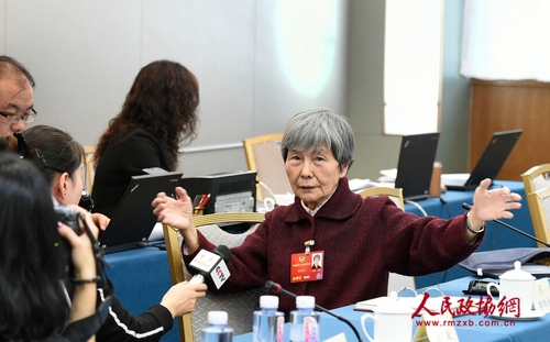 潜心50余年致力于敦煌石窟考古研究，现任敦煌研究院名誉院长的樊锦诗委员，在两会期间就文物?；さ任侍饨邮芗钦卟煞?。 本报记者 俞宁 摄
