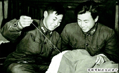 雷锋帮助战友补被子 雷锋帮助战友补被子
