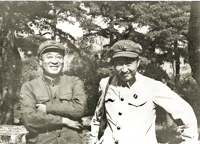 歌曲《学习雷锋好榜样》的词作者洪源(右)和曲作者生茂 歌曲《学习雷锋好榜样》的词作者洪源(右)和曲作者生茂