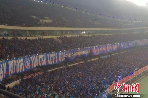 中超揭幕战苏宁3-0完胜鲁能现场五万球迷观战